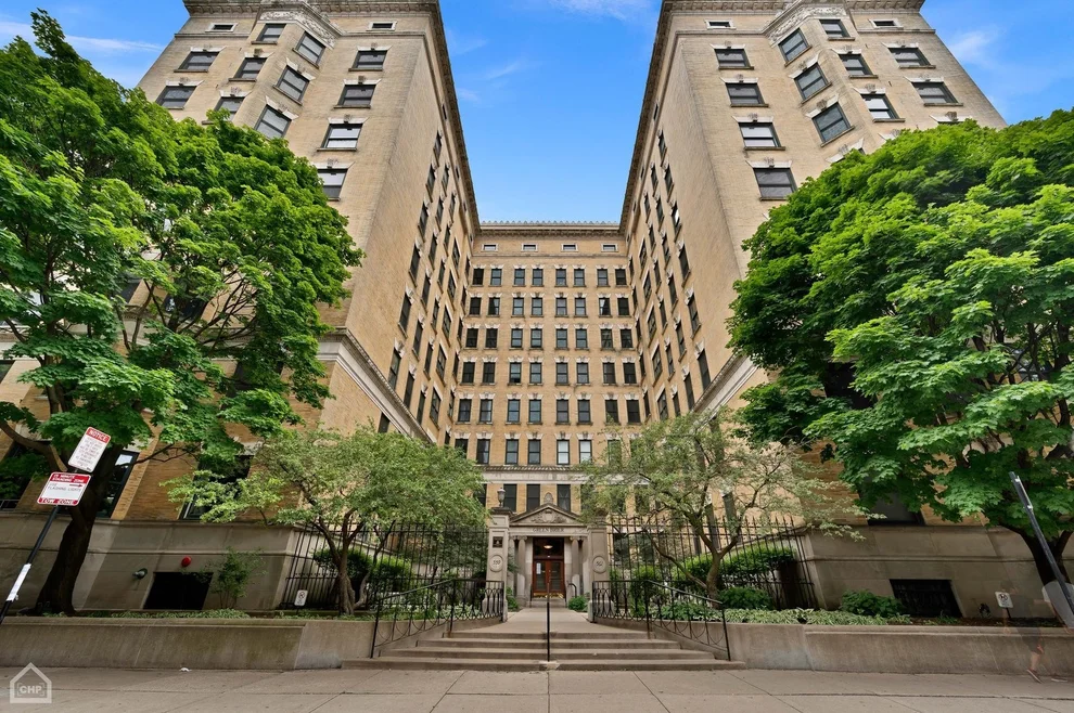 Unit for sale at 559 W SURF Street, Chicago, IL 60657