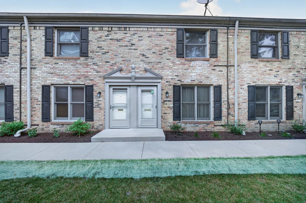 Unit for sale at 1714 Sessions Walk, Hoffman Estates, IL 60169