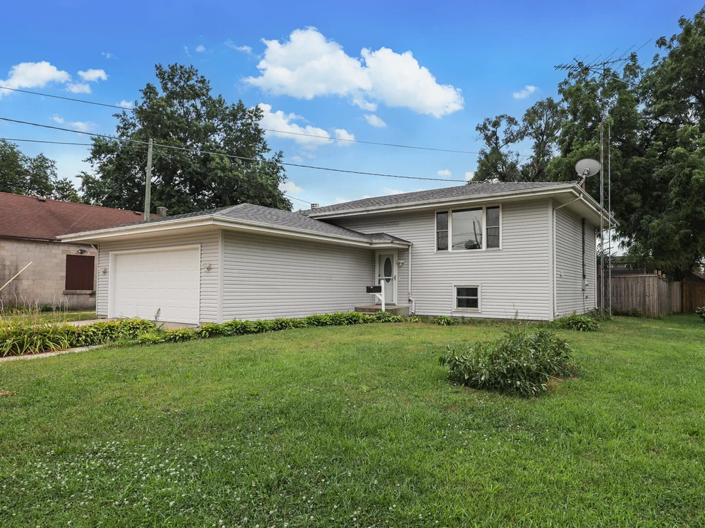 Unit for sale at 105 W Oak Street, Coal City, IL 60416