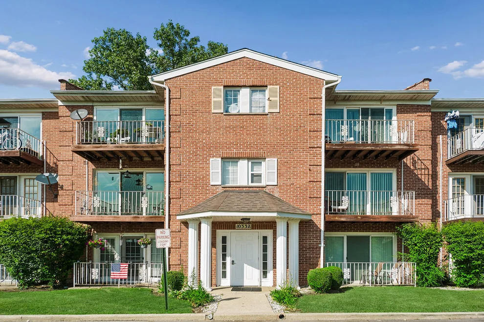 Unit for sale at 10337 B Dearlove Road, Glenview, IL 60025