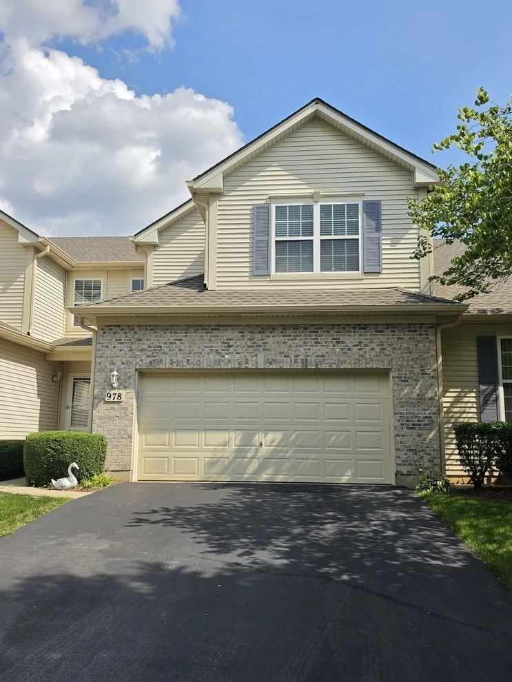 Unit for sale at 978 Oak Ridge Boulevard, Elgin, IL 60120