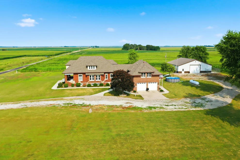 Unit for sale at 973 E 2500 North Road, Ashkum, IL 60911