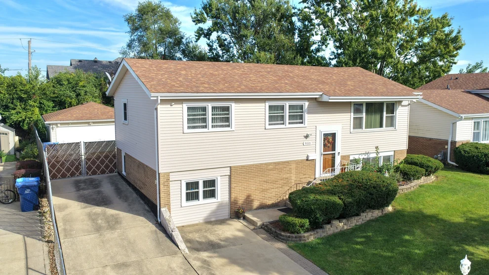 Unit for sale at 9001 S Maple Lane, Hickory Hills, IL 60457