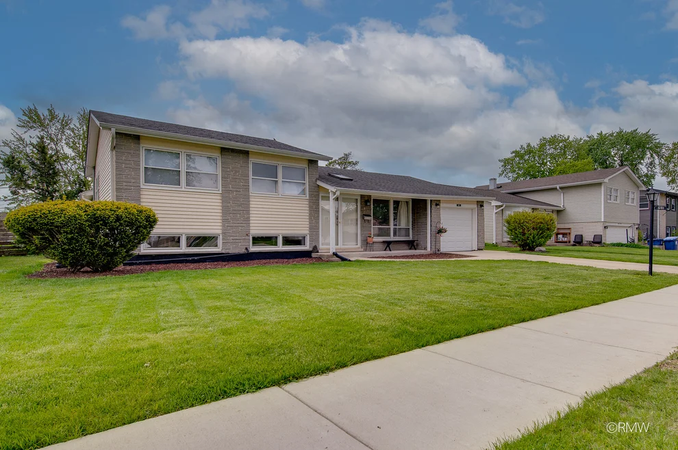 Unit for sale at 691 Westmere Road, Des Plaines, IL 60016