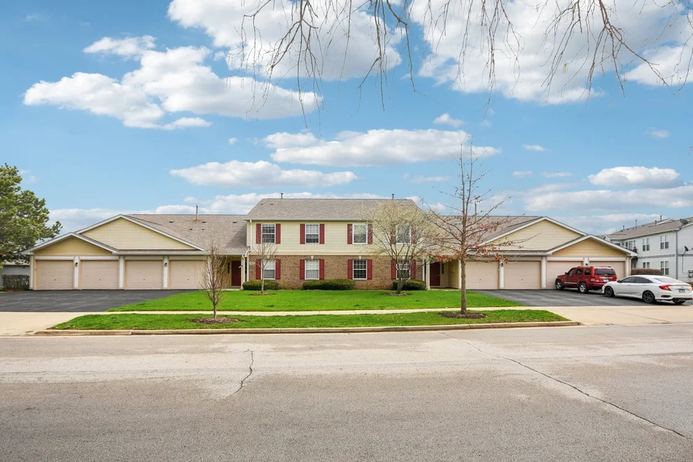 Unit for sale at 402 Woodview Circle, Elgin, IL 60120
