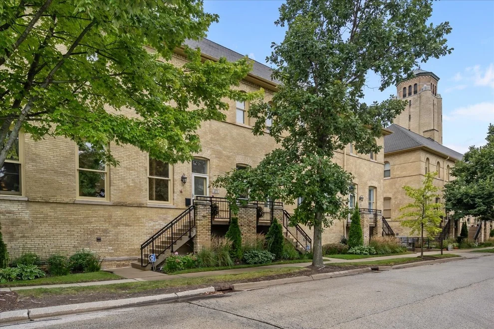 Unit for sale at 271 Whistler Road, Highland Park, IL 60035