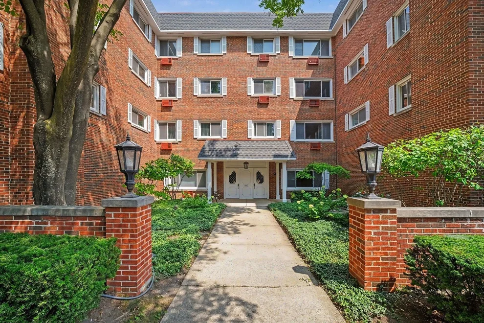 Unit for sale at 800 Washington Boulevard, Oak Park, IL 60302