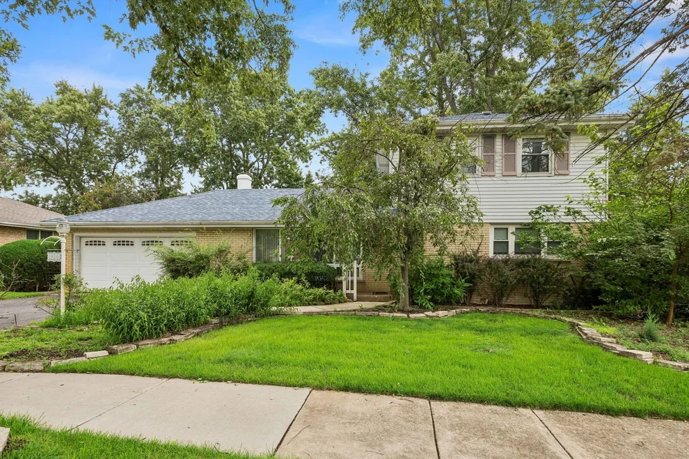 Unit for sale at 11301 S Westwood Drive, Palos Hills, IL 60465