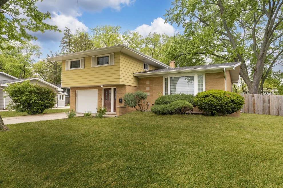 Unit for sale at 9 Sycamore Drive, Naperville, IL 60540