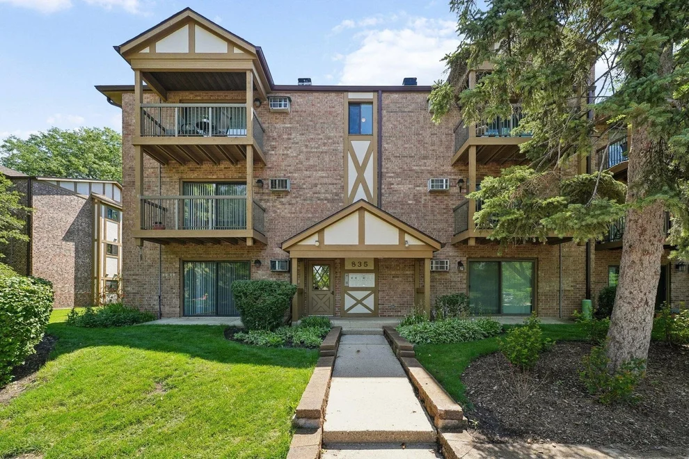 Unit for sale at 835 S Dwyer Avenue, Arlington Heights, IL 60005
