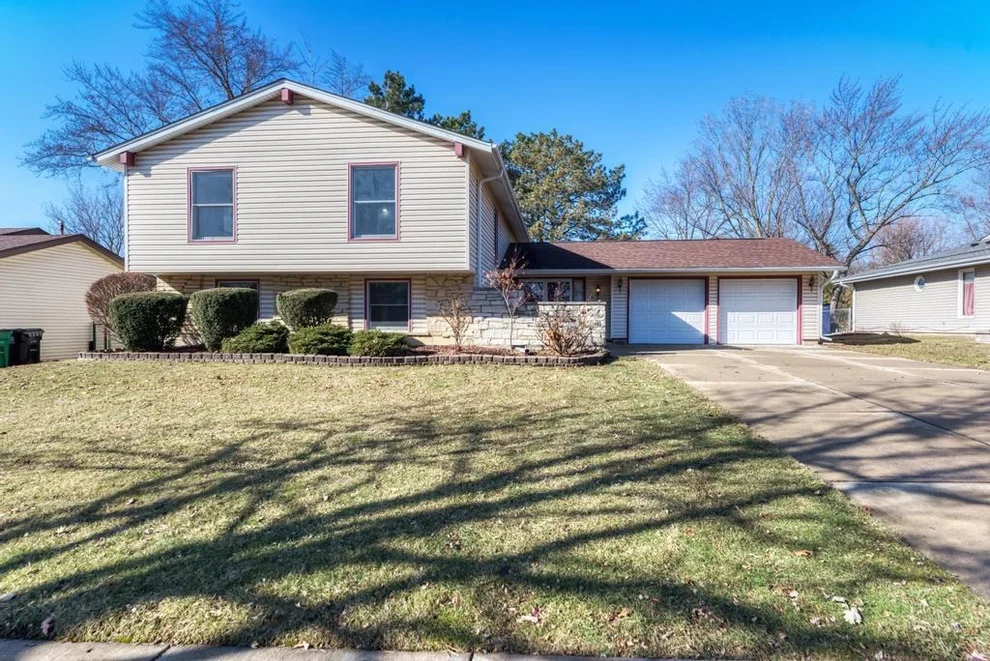 Unit for sale at 182 Lockwood Lane, Bloomingdale, IL 60108