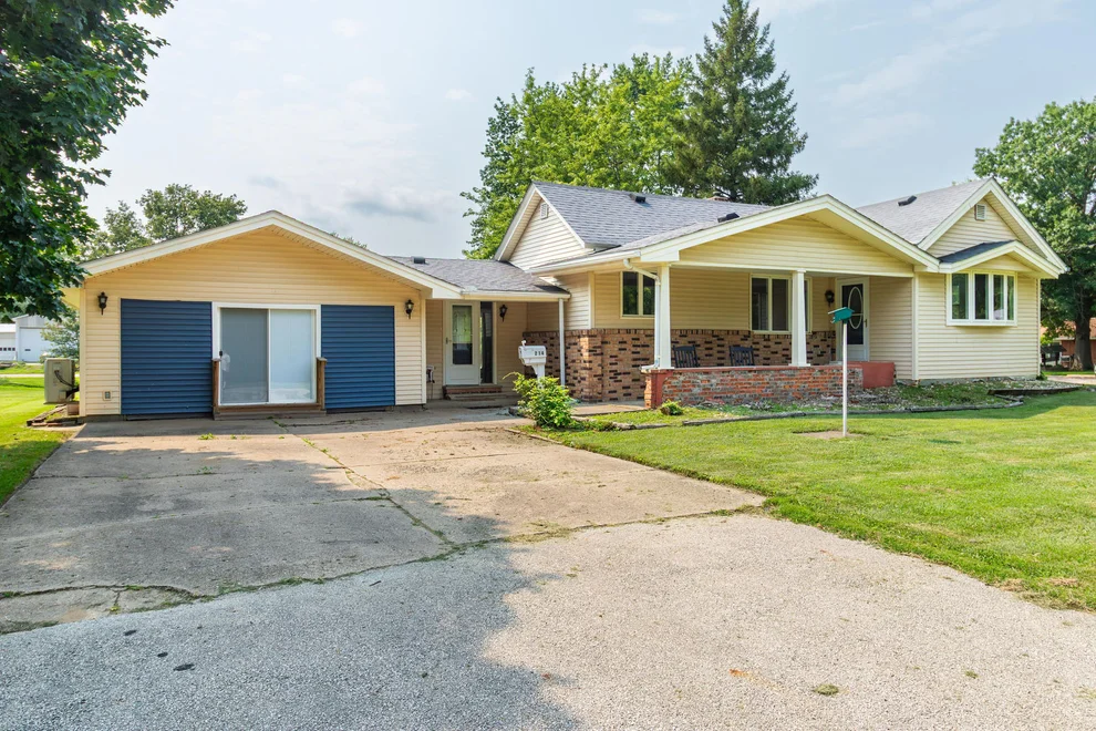 Unit for sale at 214 NE 6TH Avenue, Galva, IL 61434