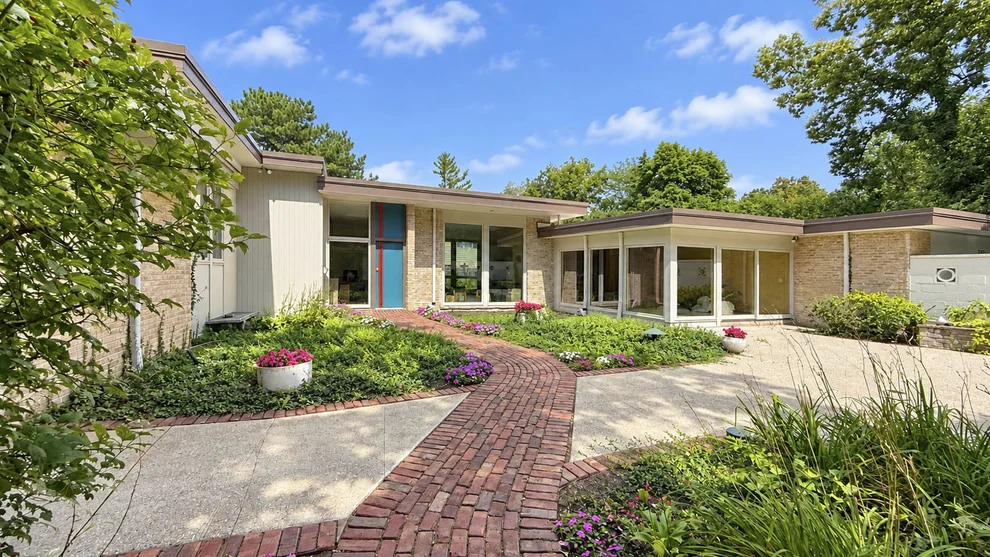 Unit for sale at 767 Whiteoaks Lane, Highland Park, IL 60035