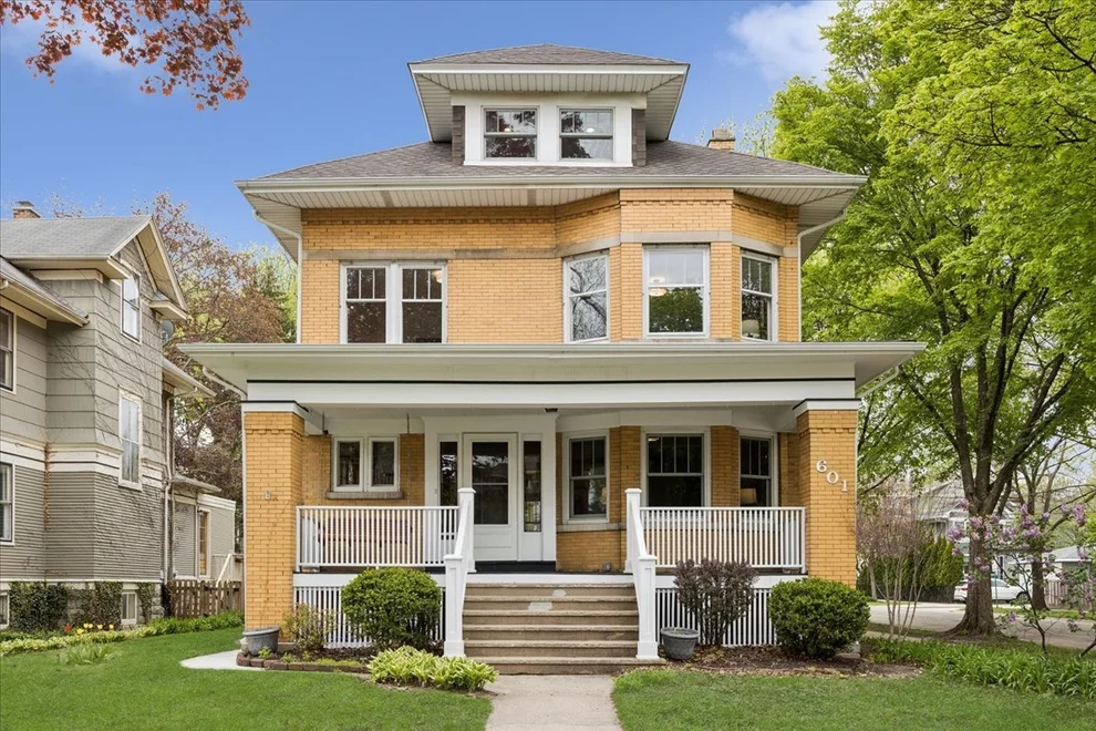 Unit for sale at 601 S Kenilworth Avenue, Oak Park, IL 60304