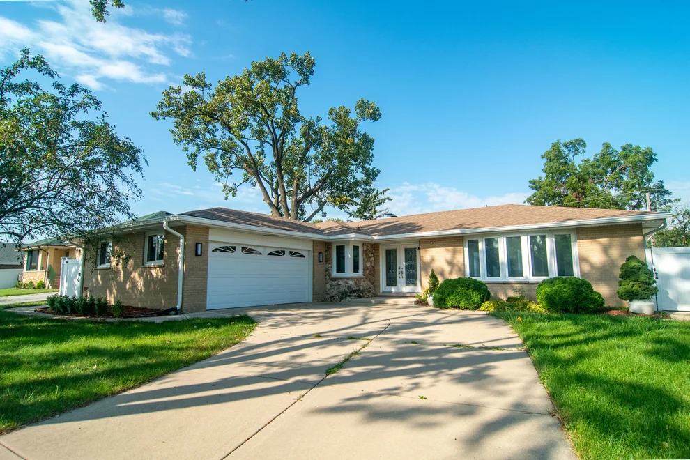 Unit for sale at 8736 S 80th Court, Hickory Hills, IL 60457