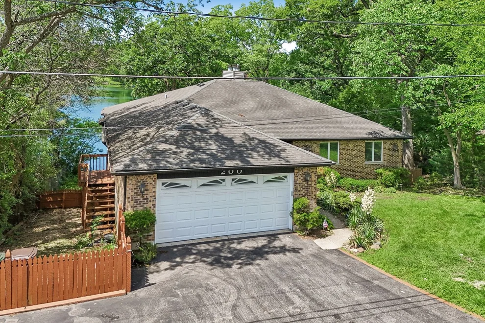 Unit for sale at 200 N Shore Drive, Oakwood Hills, IL 60013
