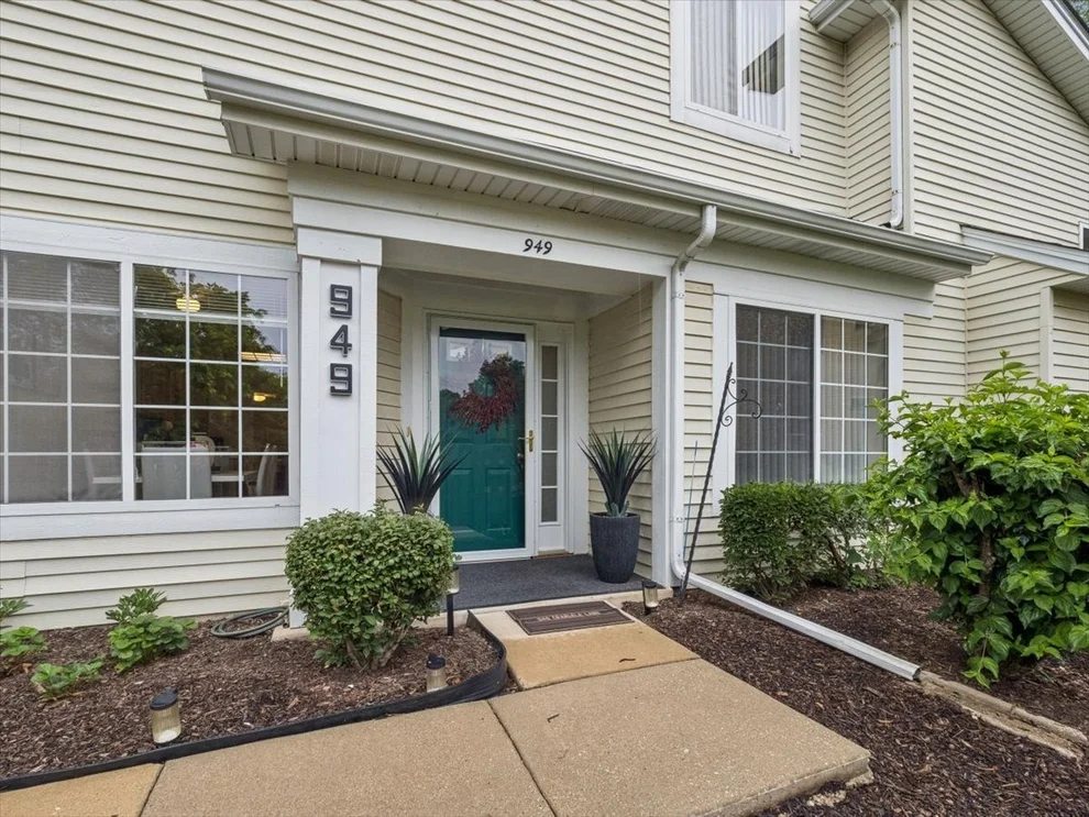 Unit for sale at 949 Charlela Lane, Elk Grove Village, IL 60007