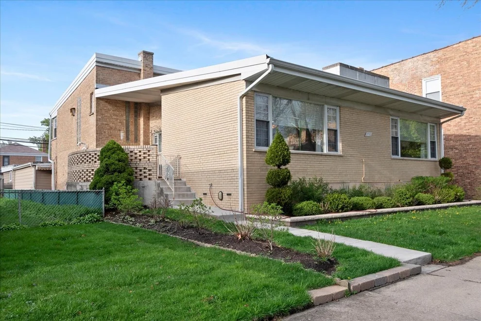 Unit for sale at 2732 W Estes Avenue, Chicago, IL 60645