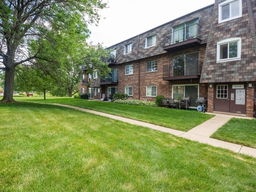 Unit for sale at 9388 Bay Colony Drive, Des Plaines, IL 60016