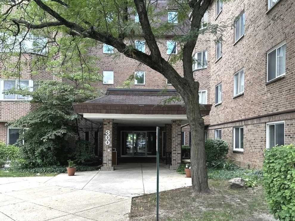 Unit for sale at 300 Roselle Road, Schaumburg, IL 60193
