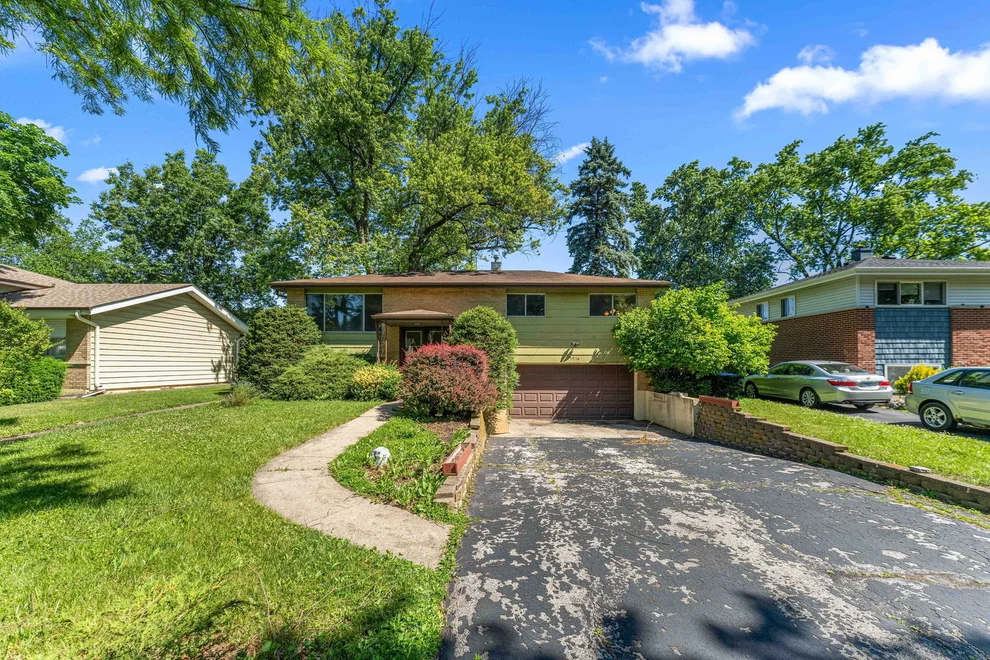 Unit for sale at 1916 E Yuma Lane, Mount Prospect, IL 60056