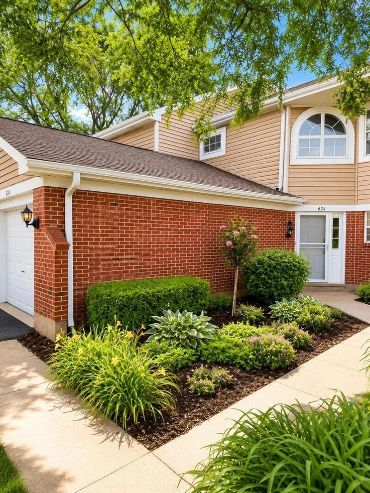 Unit for sale at 624 W Happfield Drive, Arlington Heights, IL 60004