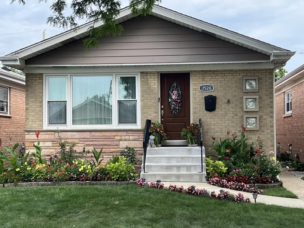 Unit for sale at 7528 W Argyle Street, Harwood Heights, IL 60706