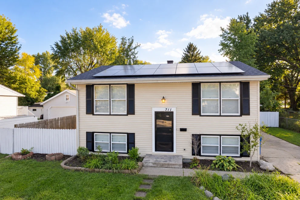 Unit for sale at 711 Southwind Drive, Carpentersville, IL 60110