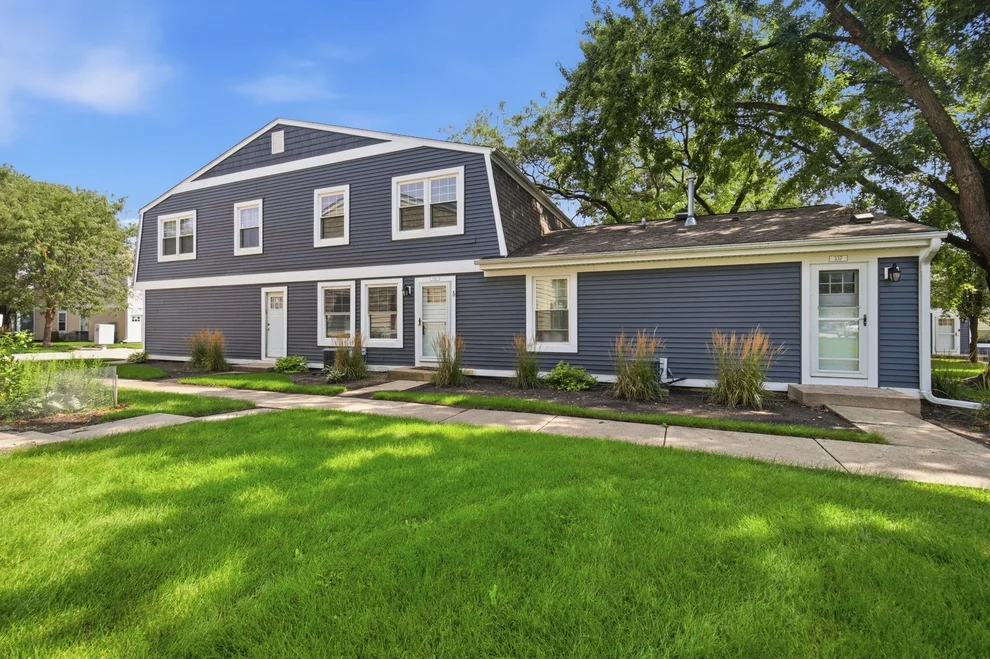 Unit for sale at 339 Farmington Lane, Vernon Hills, IL 60061