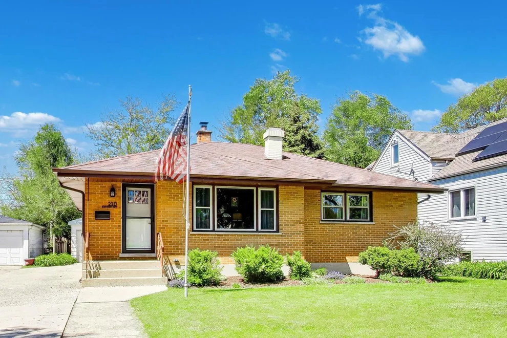 Unit for sale at 210 N 2nd Avenue, Villa Park, IL 60181