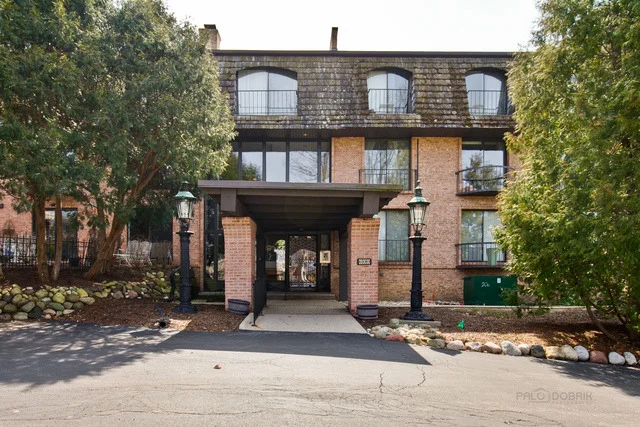 Unit for sale at 600 W Russell Street, Barrington, IL 60010