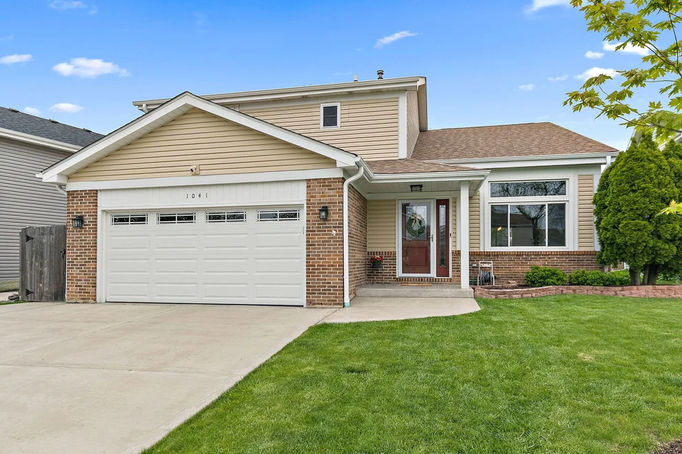 Unit for sale at 1041 N Cardinal Drive, Palatine, IL 60074
