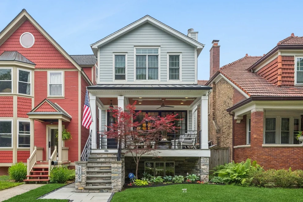 Unit for sale at 2109 W Sunnyside Avenue, Chicago, IL 60625