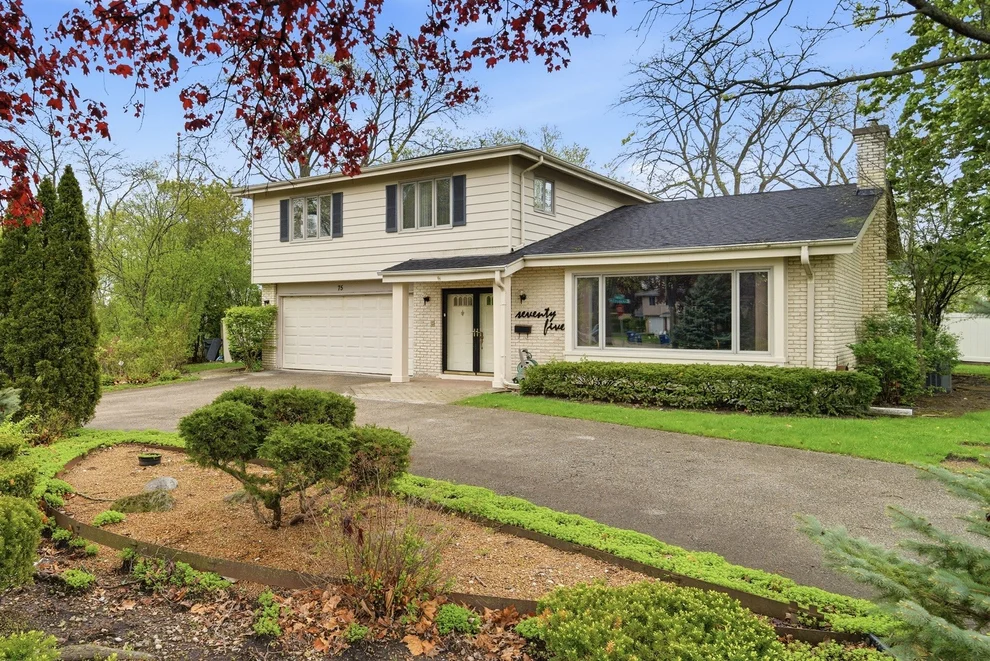 Unit for sale at 75 Eastwood Drive, Deerfield, IL 60015