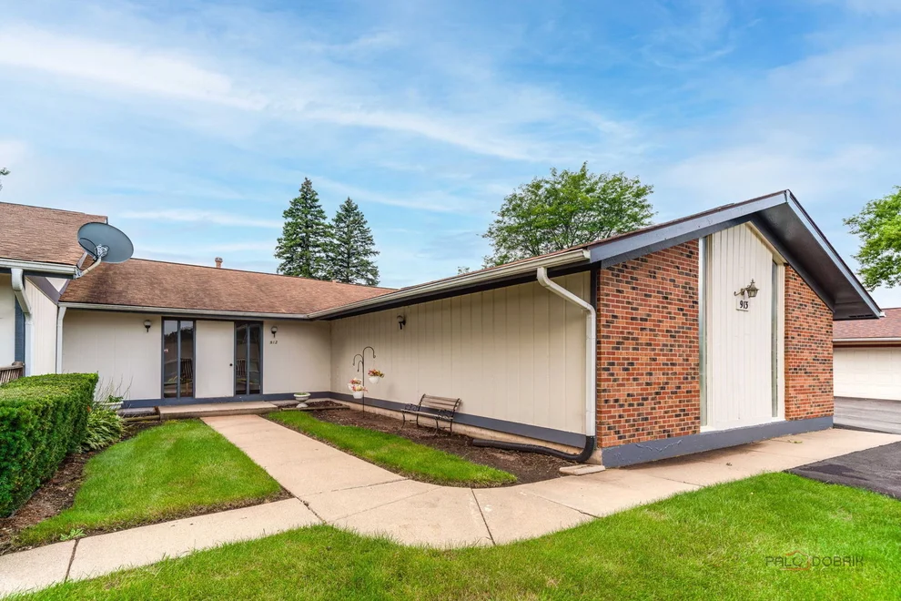 Unit for sale at 913 Wiltshire Drive, McHenry, IL 60050
