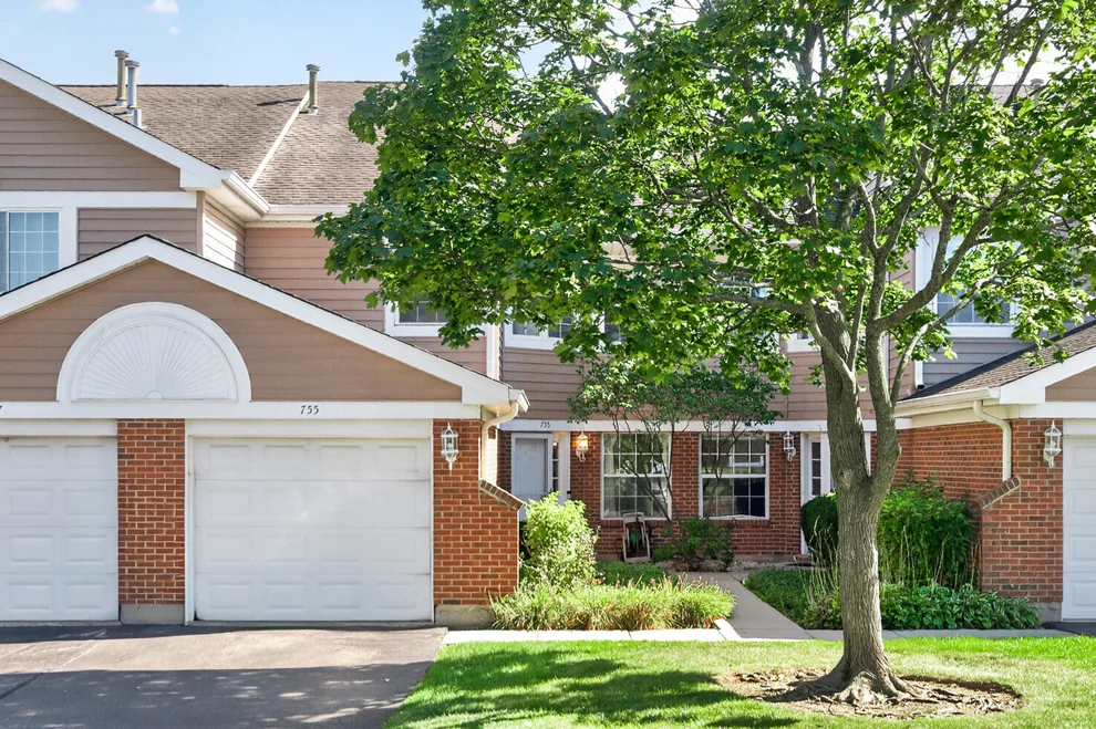Unit for sale at 755 W Happfield Drive, Arlington Heights, IL 60004