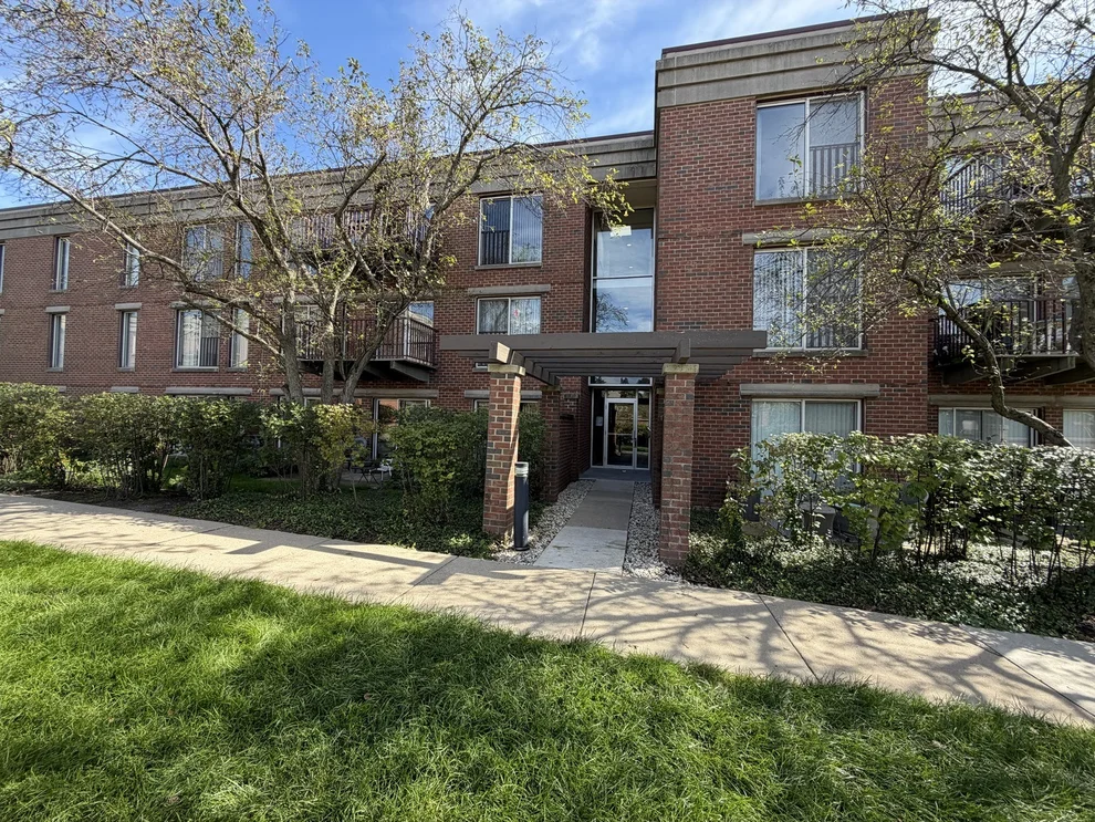 Unit for sale at 422 Kelburn Road, Deerfield, IL 60015