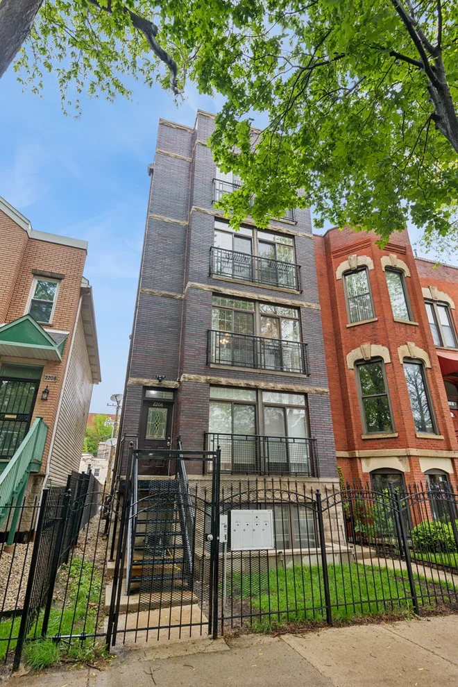 Unit for sale at 2206 W MONROE Street, Chicago, IL 60612