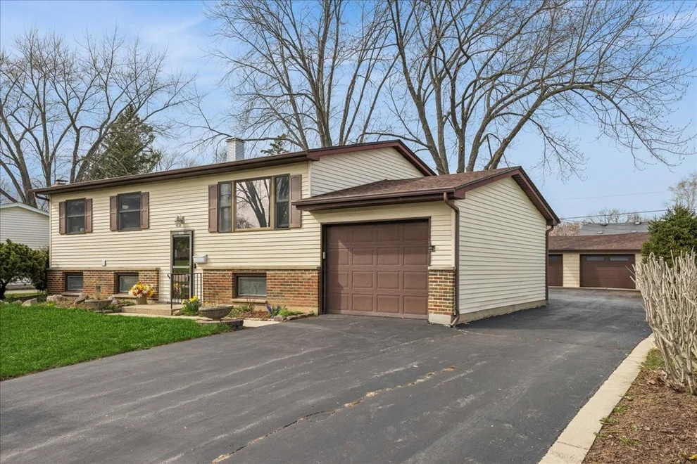 Unit for sale at 18508 W Woodland Terrace, Gurnee, IL 60031