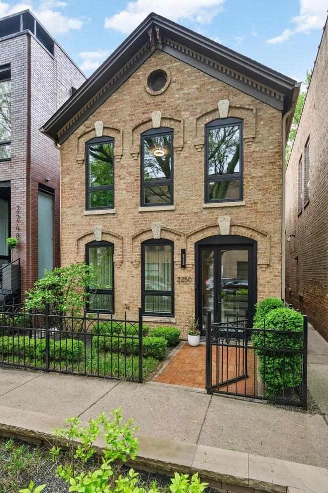 Unit for sale at 2250 N WAYNE Avenue, Chicago, IL 60614