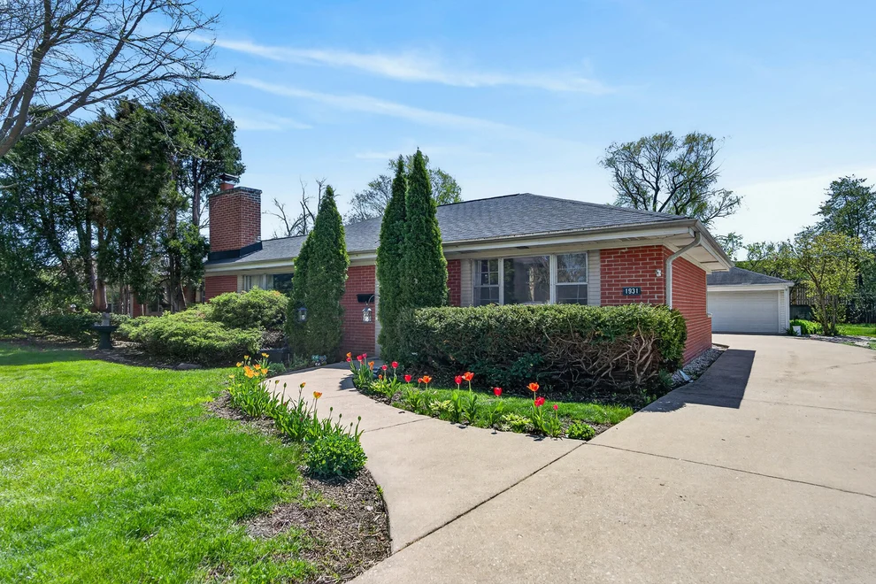 Unit for sale at 1931 Oakwood Road, Northbrook, IL 60062
