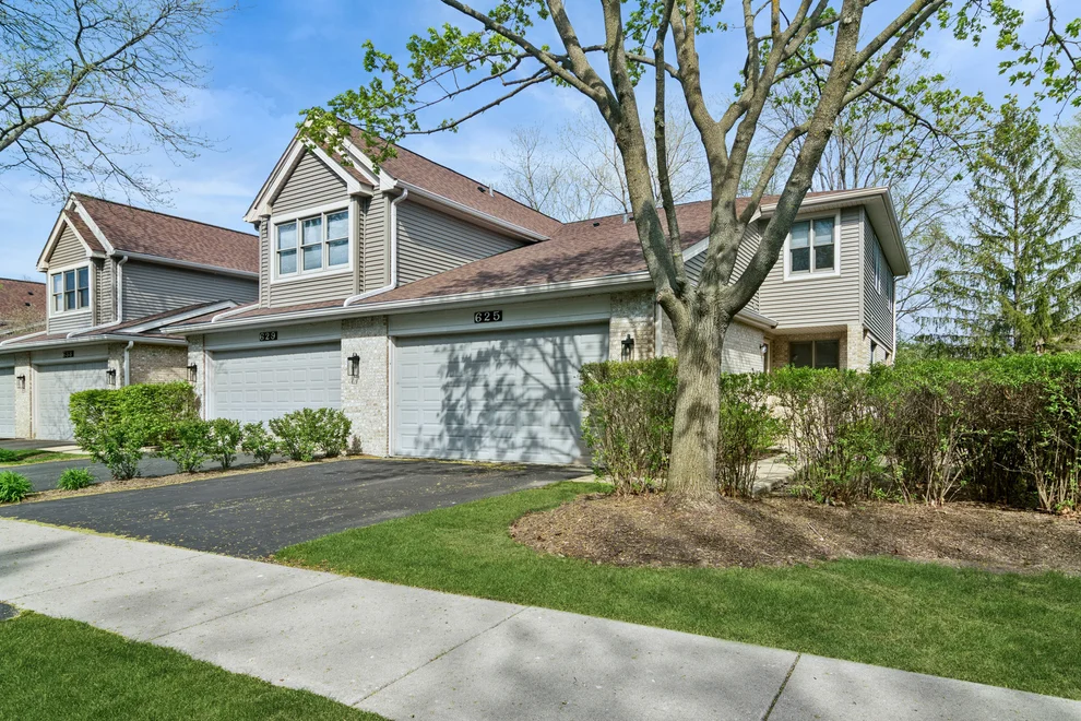 Unit for sale at 625 N Walden Drive, Palatine, IL 60067