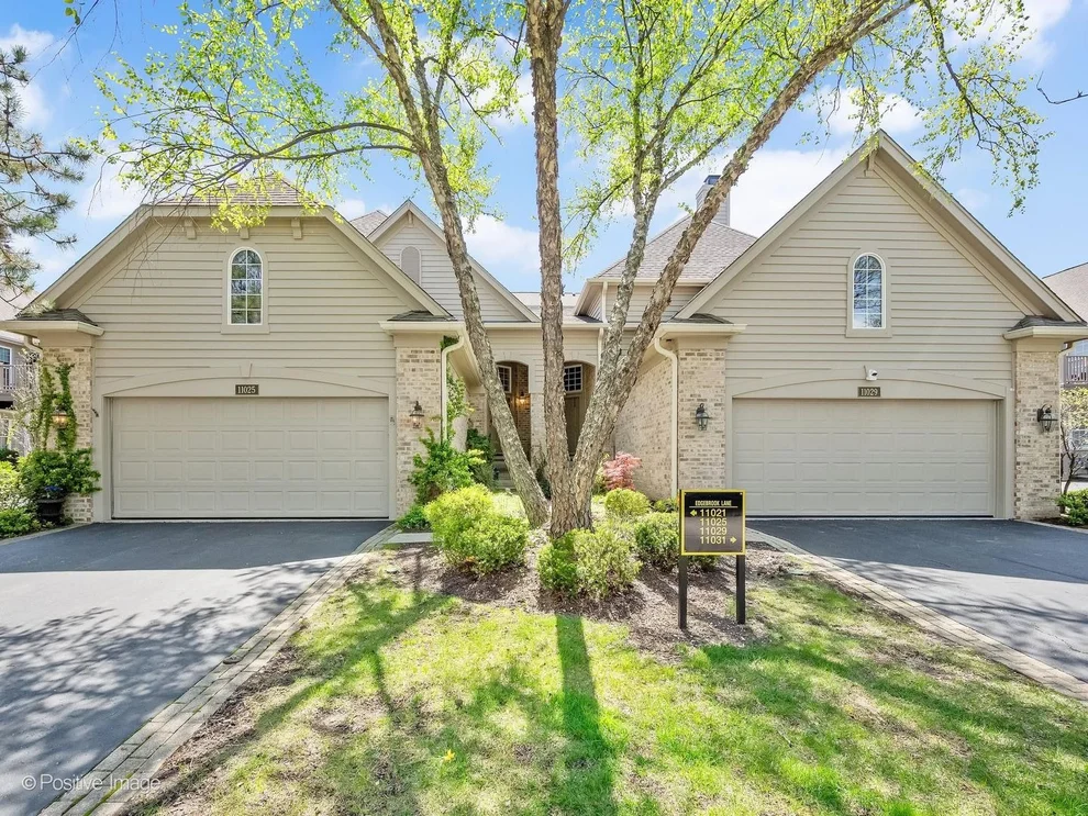 Unit for sale at 11025 Edgebrook Lane, Indian Head Park, IL 60525