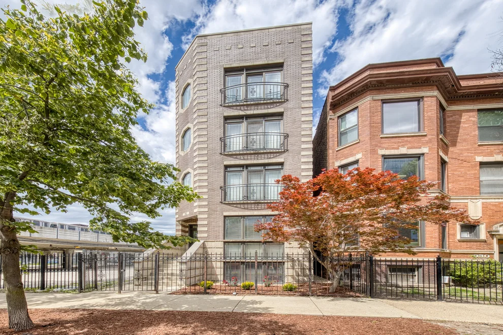 Unit for sale at 932 W BARRY Avenue, Chicago, IL 60657