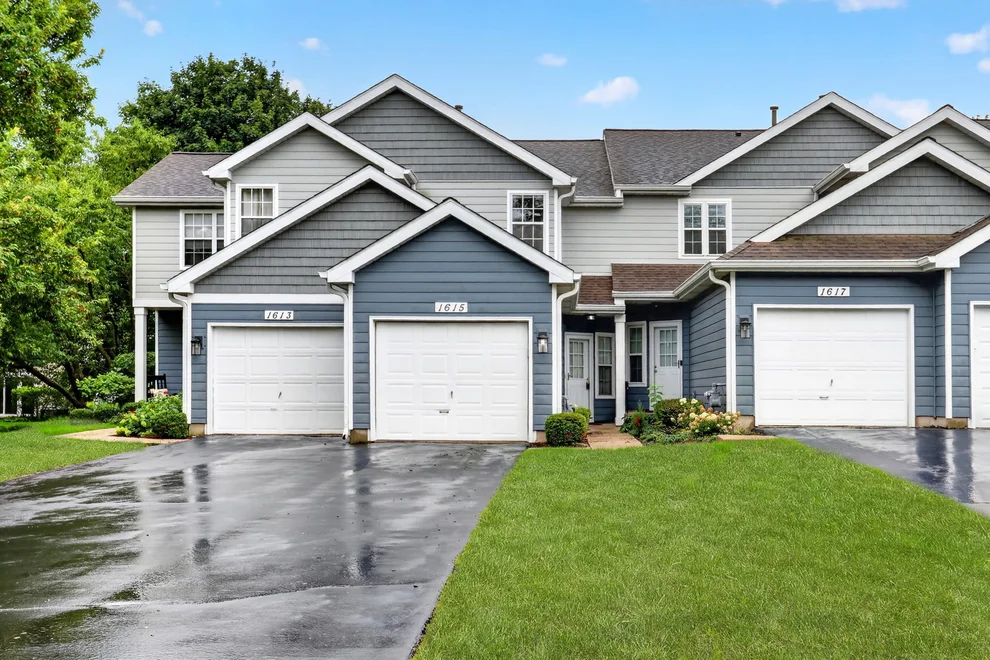 Unit for sale at 1615 Woodcrest Circle, Mundelein, IL 60060