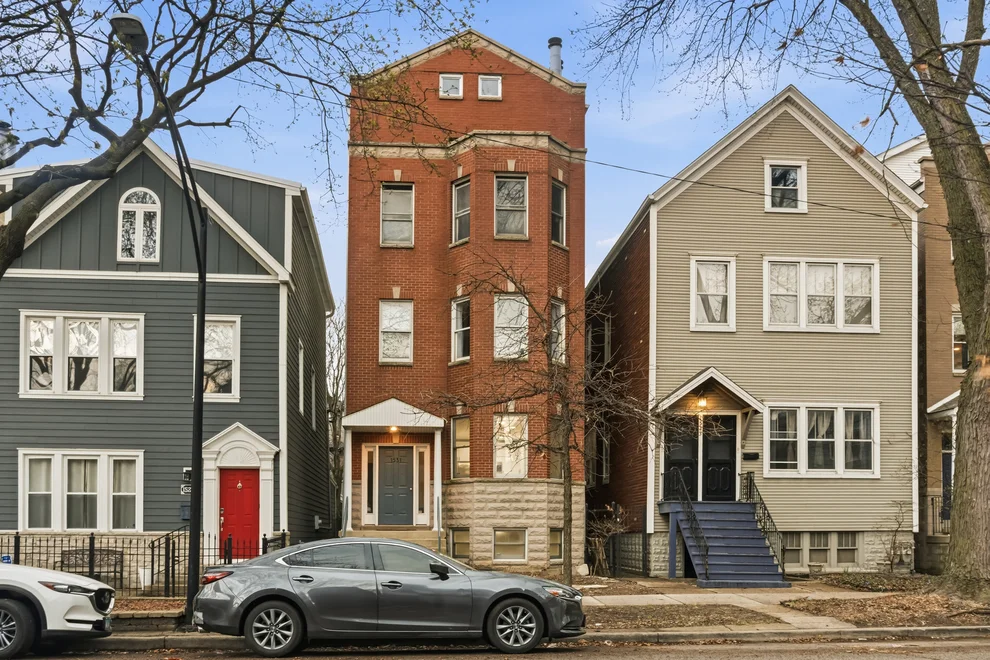 Unit for sale at 1531 W Oakdale Avenue, Chicago, IL 60657