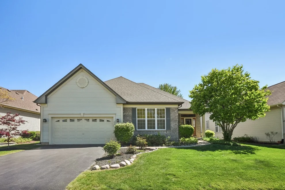 Unit for sale at 2261 Creekwood Drive, Mundelein, IL 60060