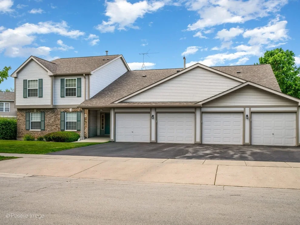 Unit for sale at 394 Woodview Circle, Elgin, IL 60120