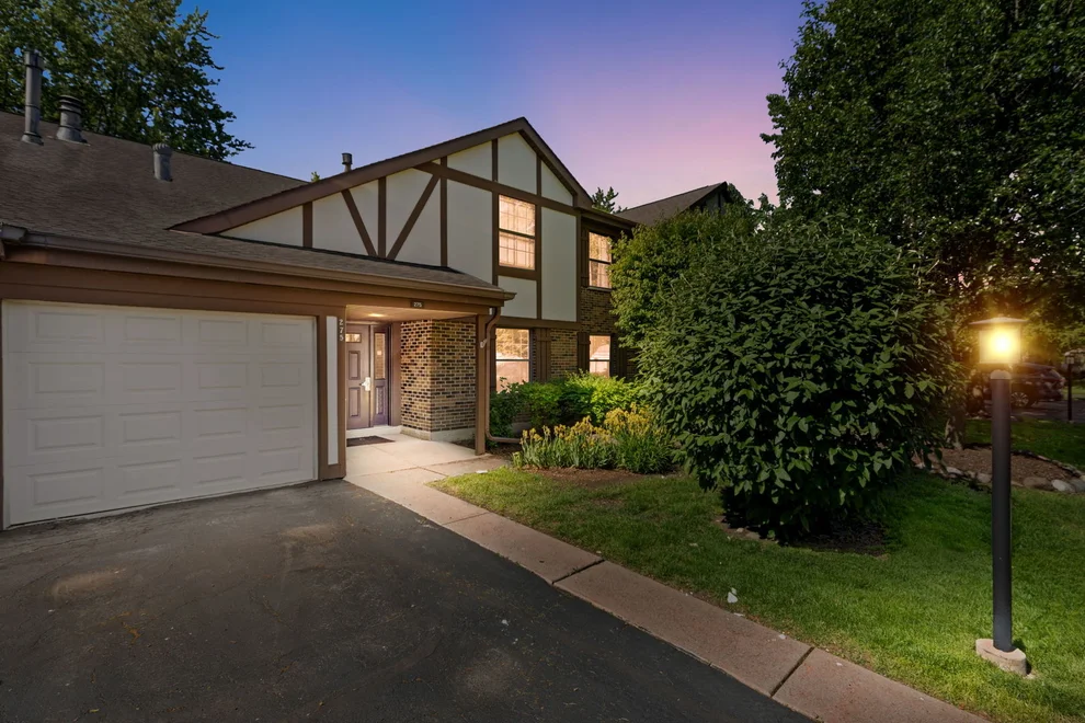 Unit for sale at 275 Wilmette Court, Schaumburg, IL 60193