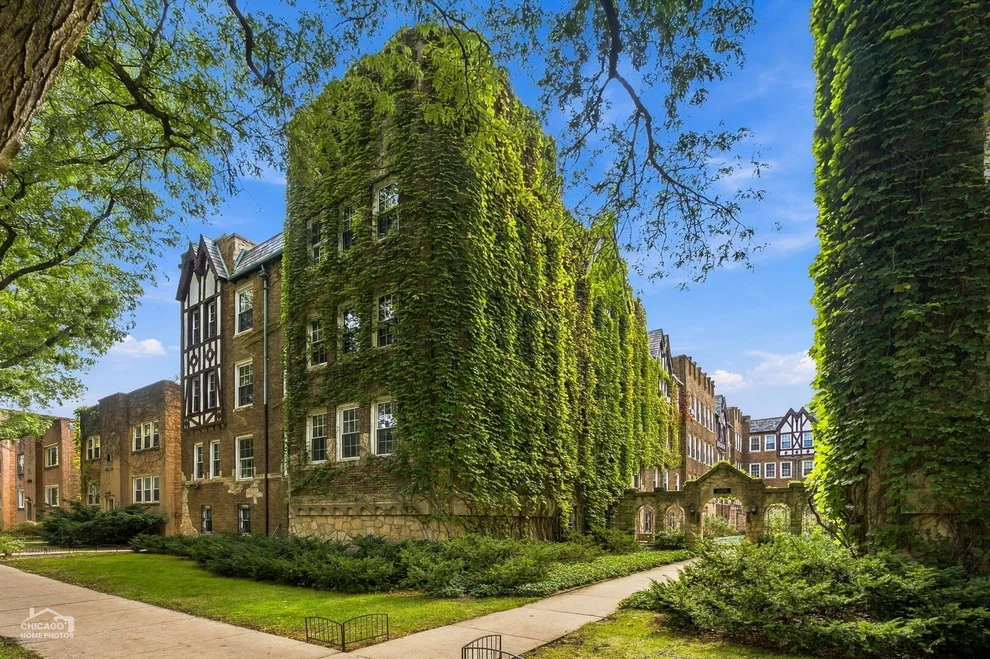 Unit for sale at 2325 W Farwell Avenue, Chicago, IL 60645